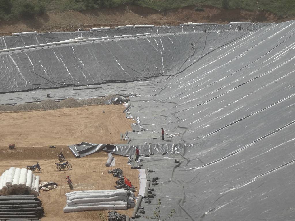 湖底及湖岸采取天然钠基膨润土防水毯防渗方案
