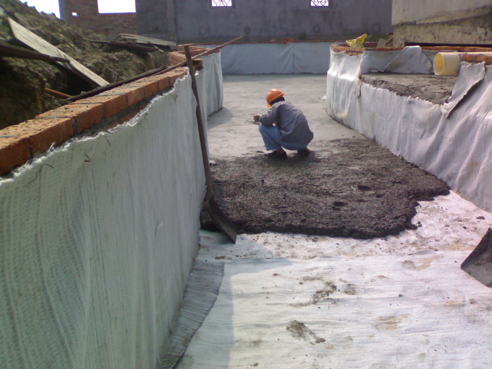 灌浆和铺土工膜成为堤身防渗常用措施