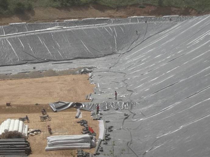 大型磷石膏堆场高陡边坡铺设HDPE防渗膜技术方案探讨