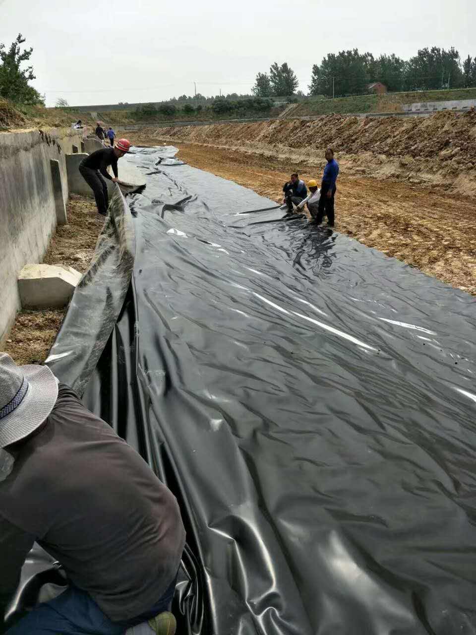 HDPE土工膜铺设时连接应顺水铺设