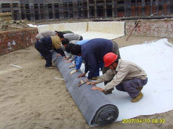 膨润土防水毯为例简述人工湖防渗的施工工艺