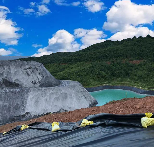 场地位于河漫滩的人工湖如何防止湖水渗漏？