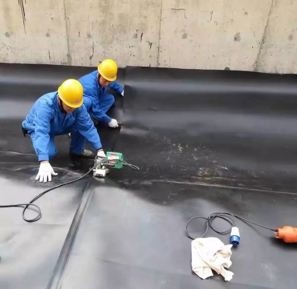防渗材料选型升级:从比价到工况适配,数据成核心决策依据 防渗材料选型升级:从比价到工况适配,数据成核心决策依据