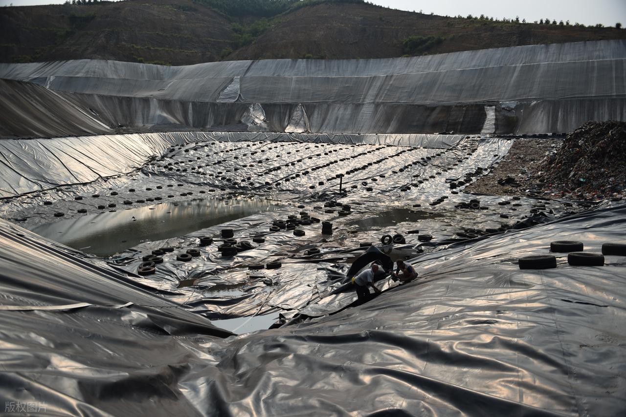 污水处理厂底板造价直降 283 元 /㎡?这项 HDPE 防渗膜工艺正在颠覆传统砼池防水逻辑 污水处理厂底板造价直降 283 元 /㎡?这项 HDPE 防渗膜工艺正在颠覆传统砼池防水逻辑
