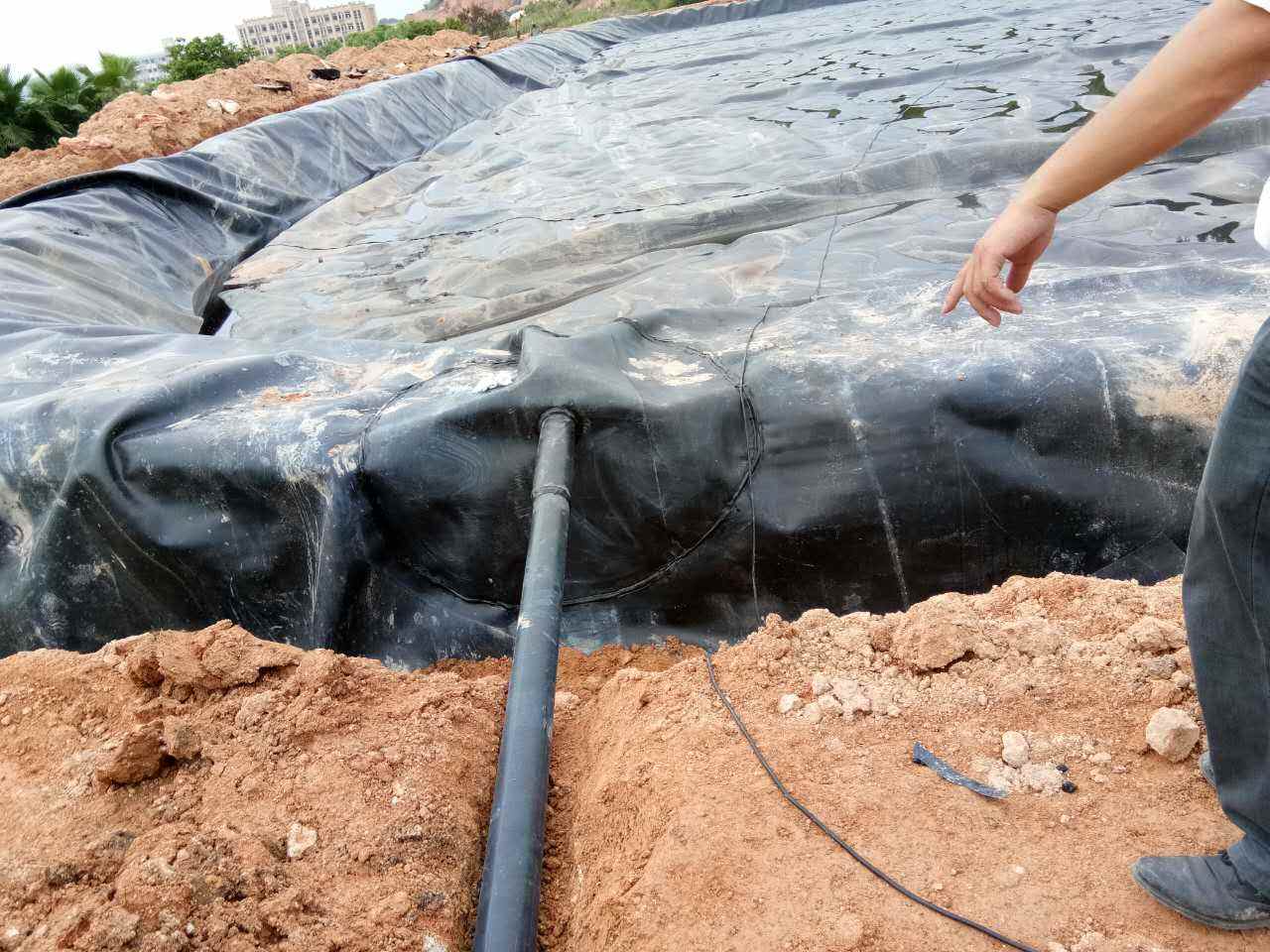 土工膜在强透水地基充砂管袋围堰施工中的应用